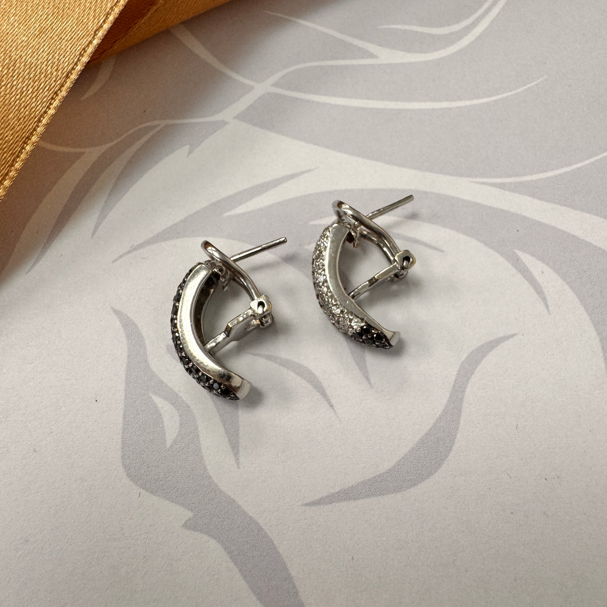18ct White Gold Black and White Diamond Dropp Earrings – view 3