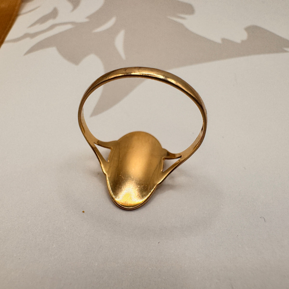 9ct Yellow Gold Engraved Oval Dress Ring – view 4