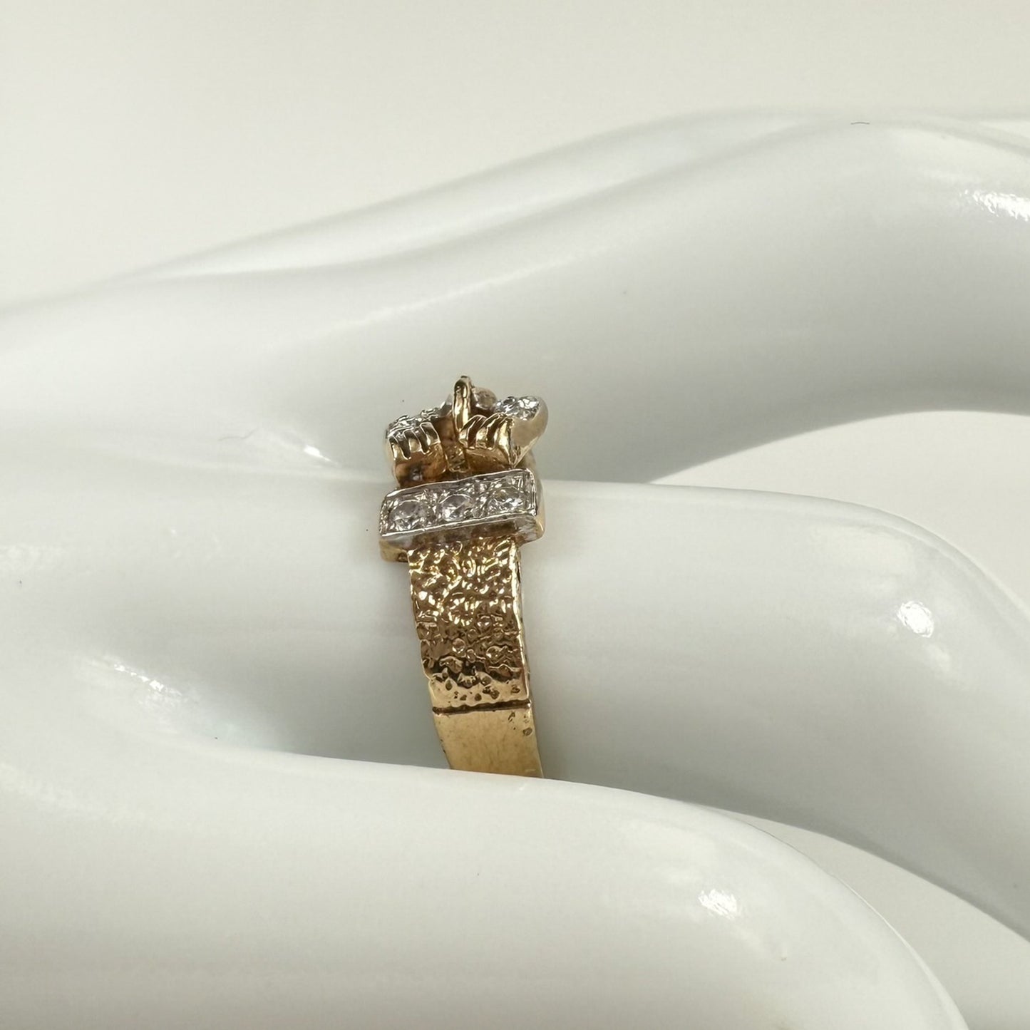 9ct Yellow Gold Vintage Buckle Detail