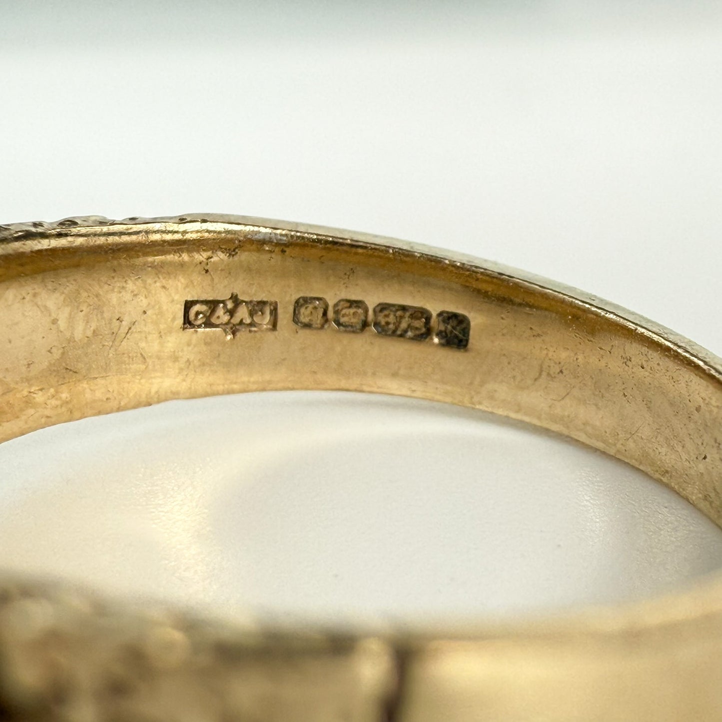 9ct Yellow Gold Vintage Buckle Detail