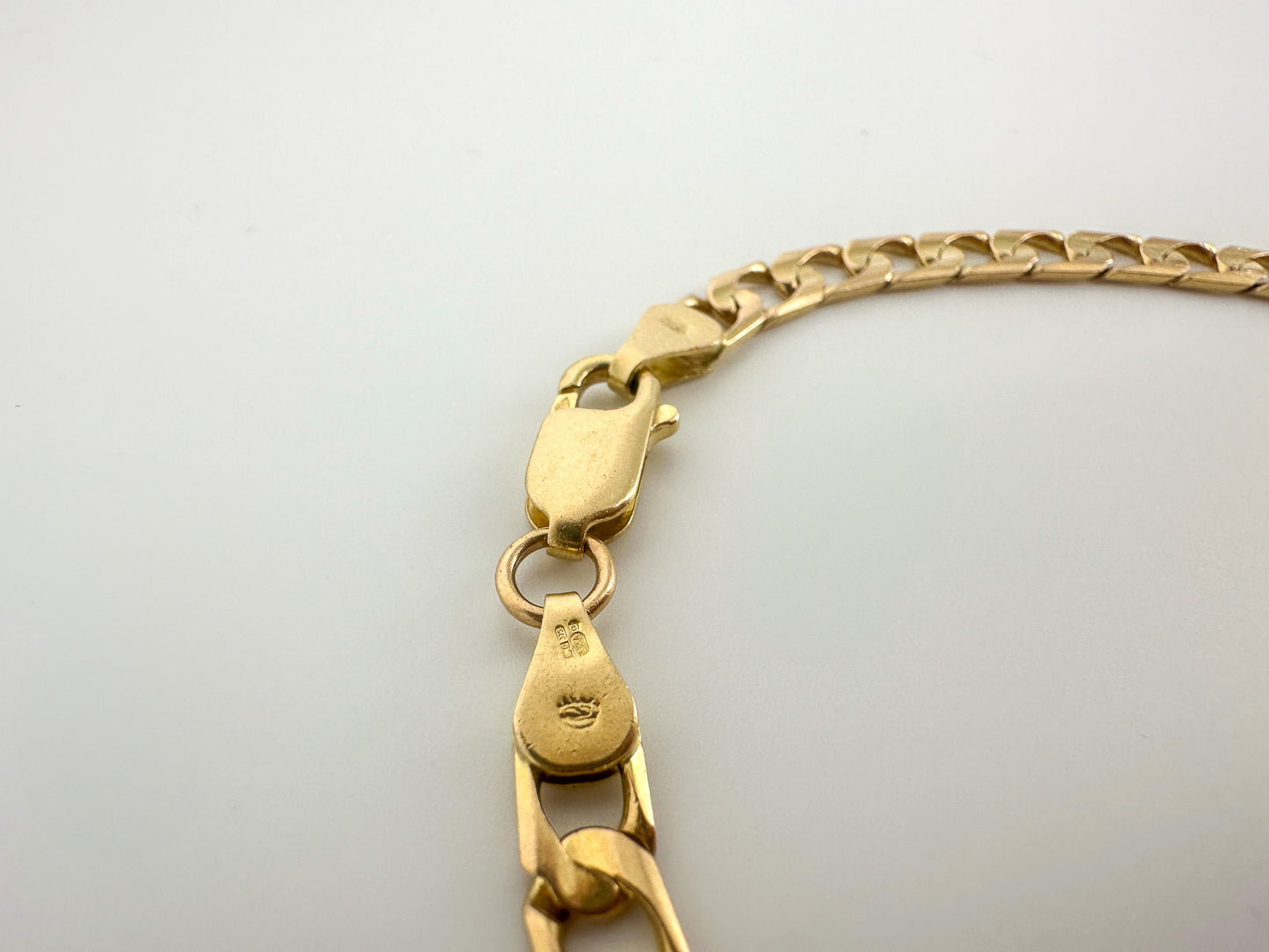 9ct Yellow Gold Curb Chain - 18 Inch