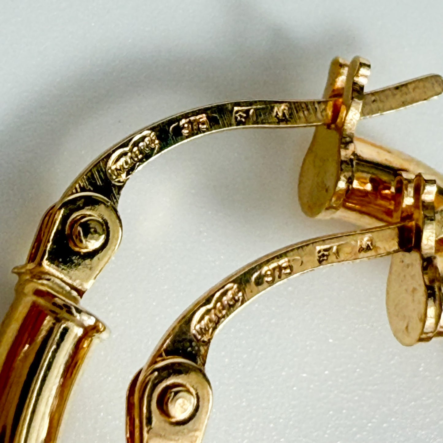 9ct Yellow Gold 2cm Oval Hoop Earrings
