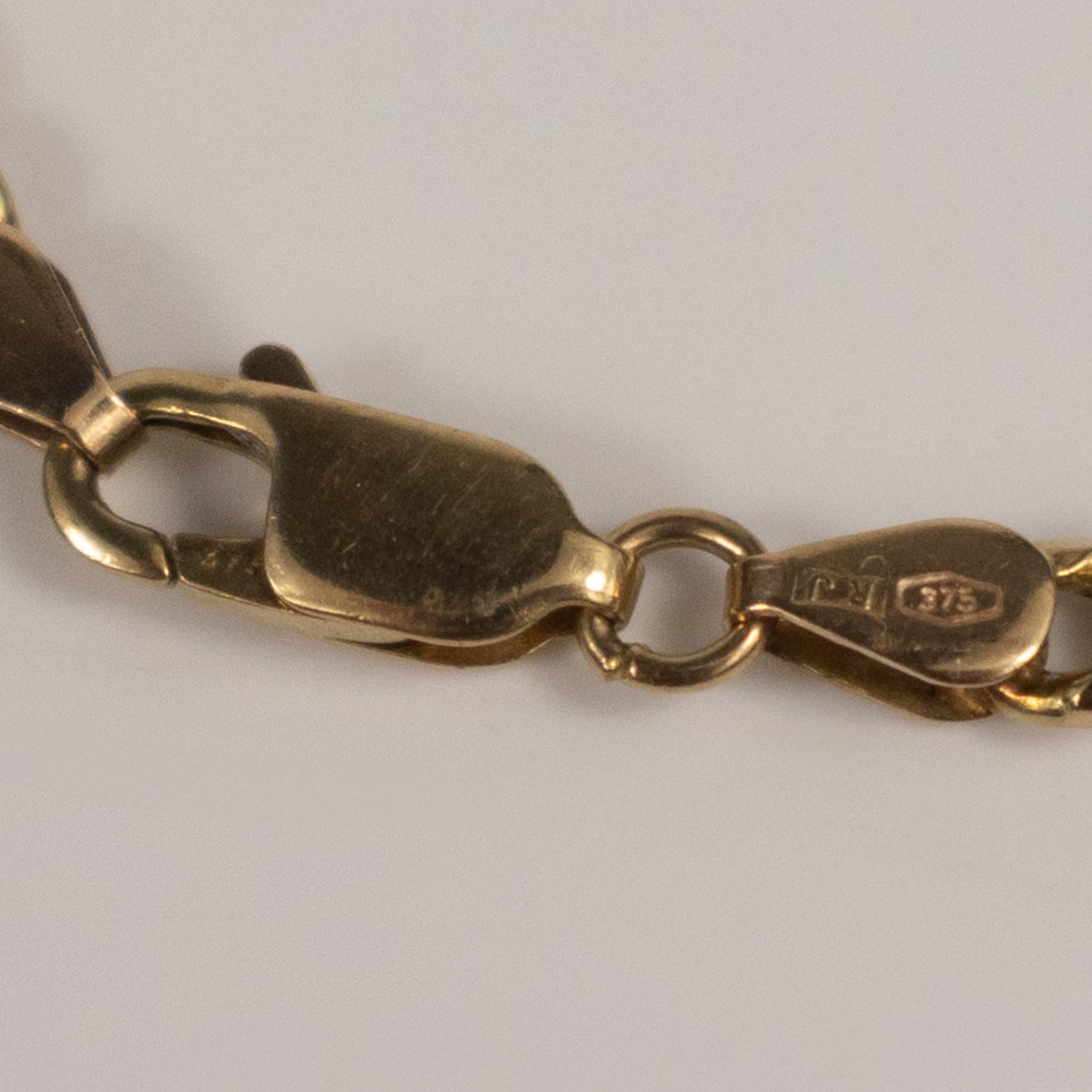 9ct Yellow Gold Curb Chain Necklace - 23 inches