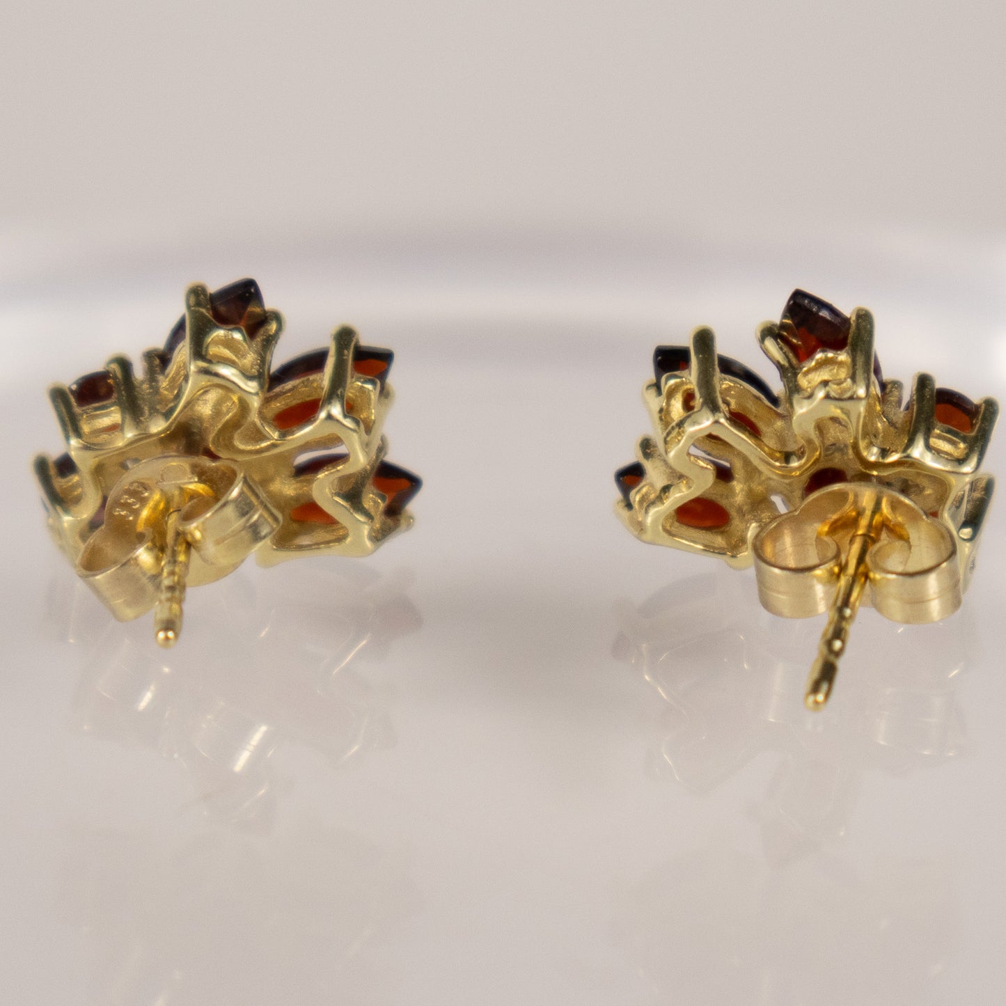 8ct Yellow Gold Garnet Cluster Stud Earrings