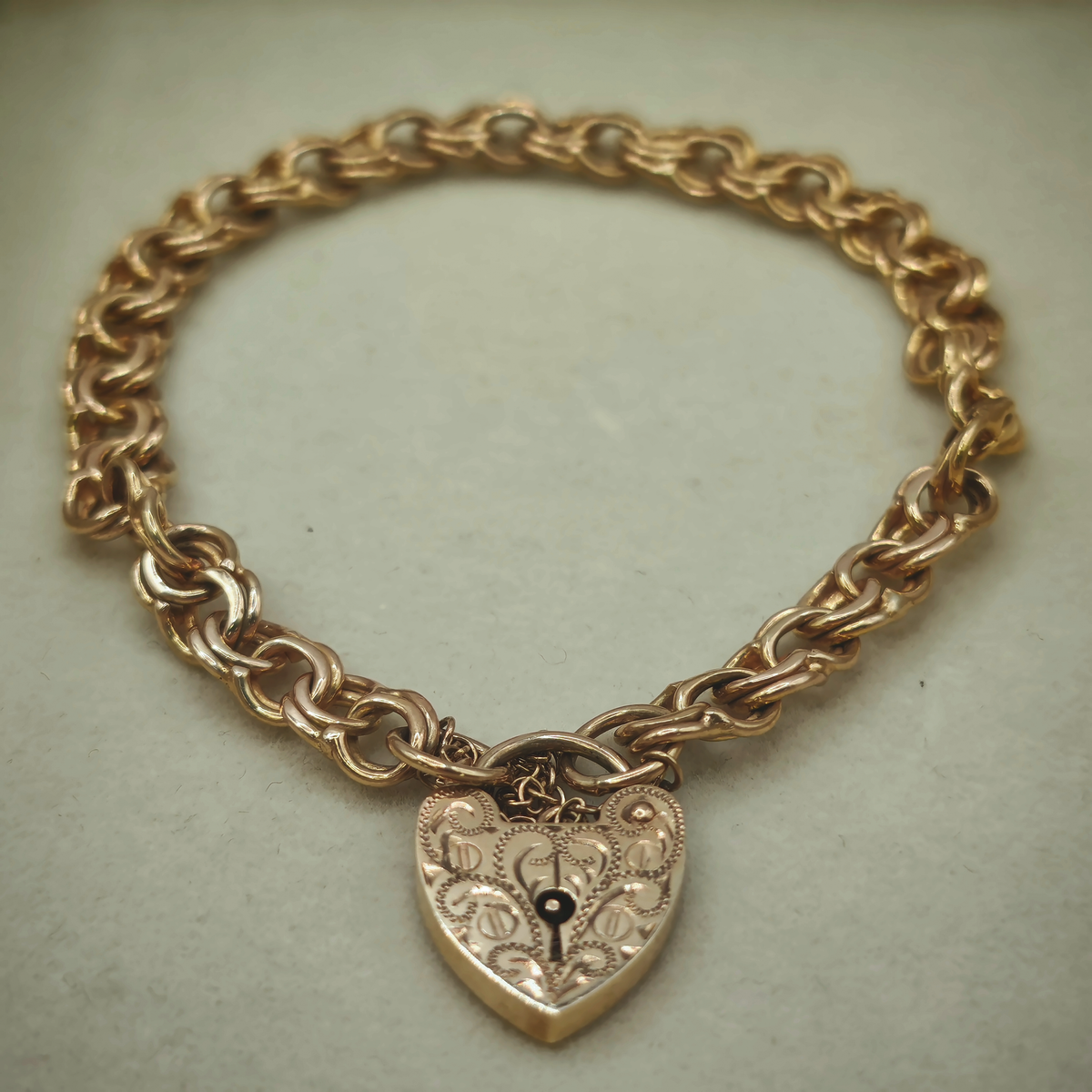 9ct Yellow Gold Double Belcher Bracelet with Heart Padlock, photograph 2 of 9. SKU JB3626.