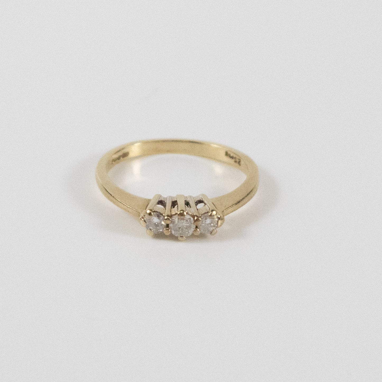 Second-Hand 9ct Gold Three-Stone Diamond Ring – 0.25ct