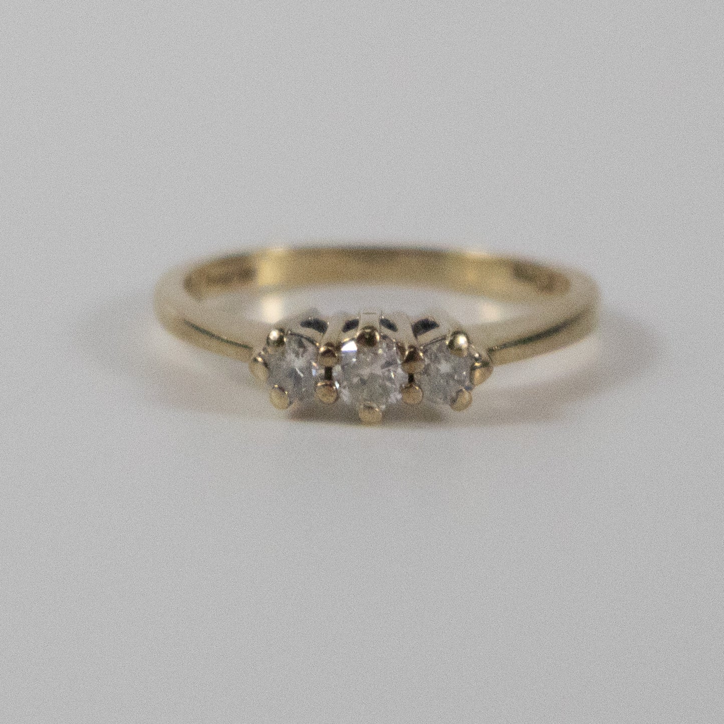 Second-Hand 9ct Gold Three-Stone Diamond Ring – 0.25ct