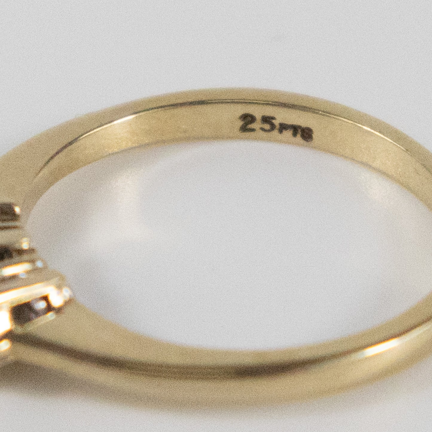 Second-Hand 9ct Gold Three-Stone Diamond Ring – 0.25ct