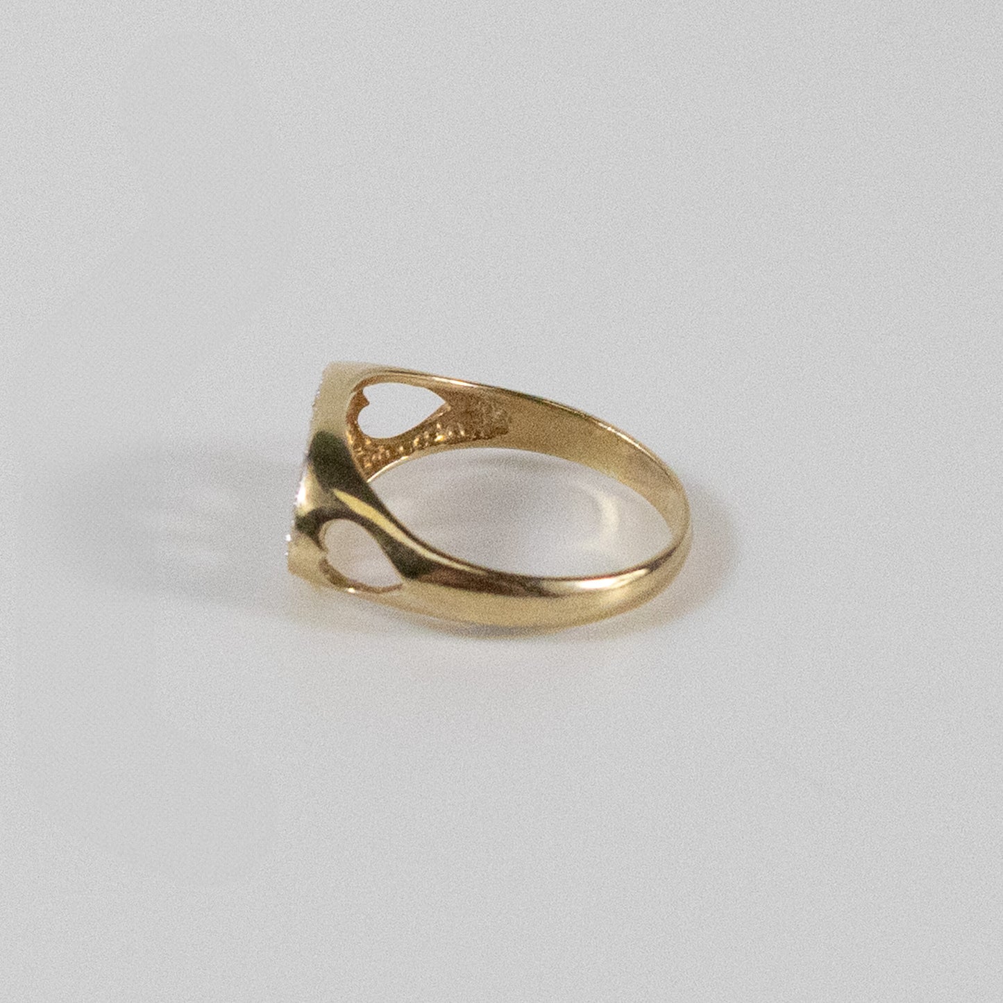Second-Hand 9ct Gold ‘MUM’ Ring with Diamond-Cut Detail