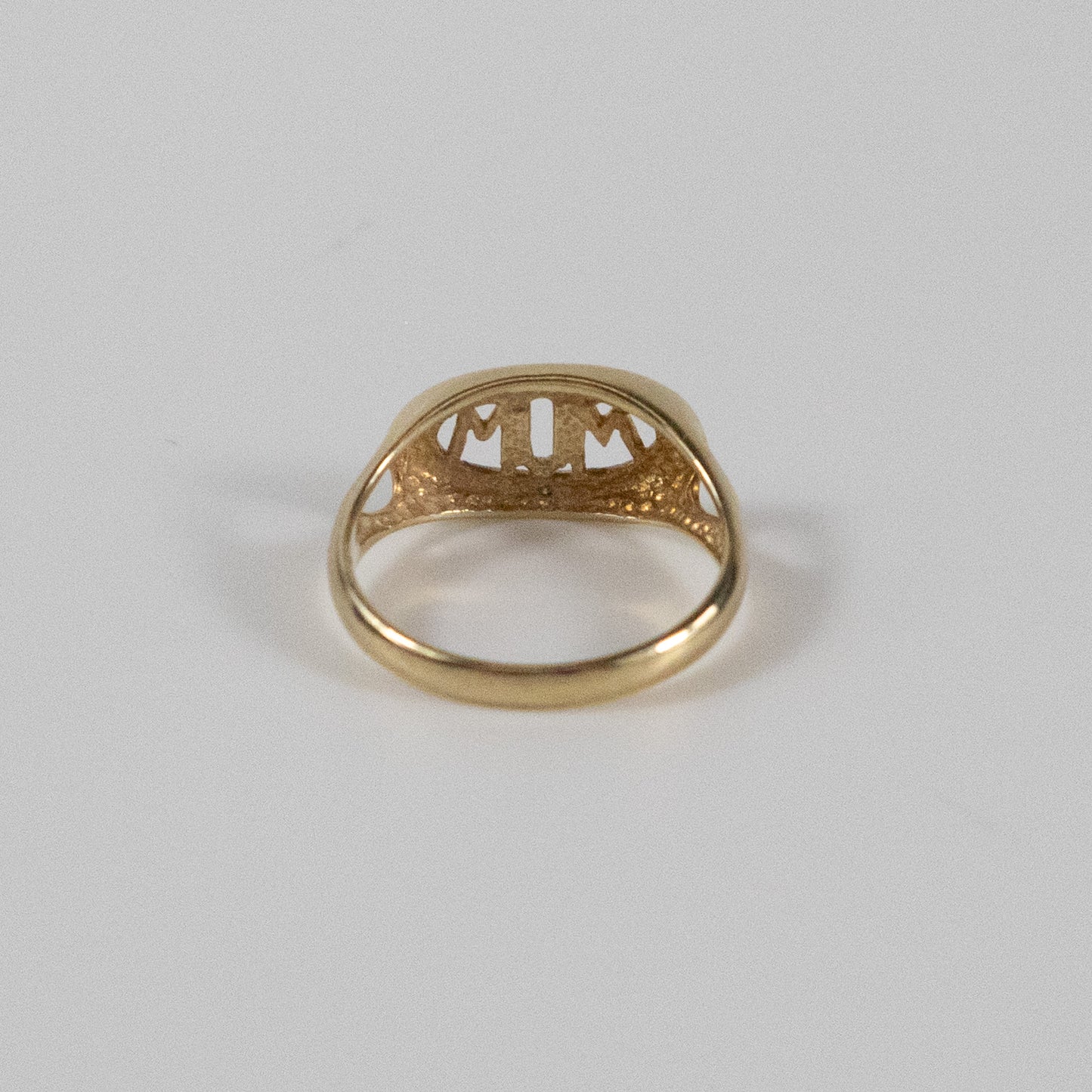 Second-Hand 9ct Gold ‘MUM’ Ring with Diamond-Cut Detail