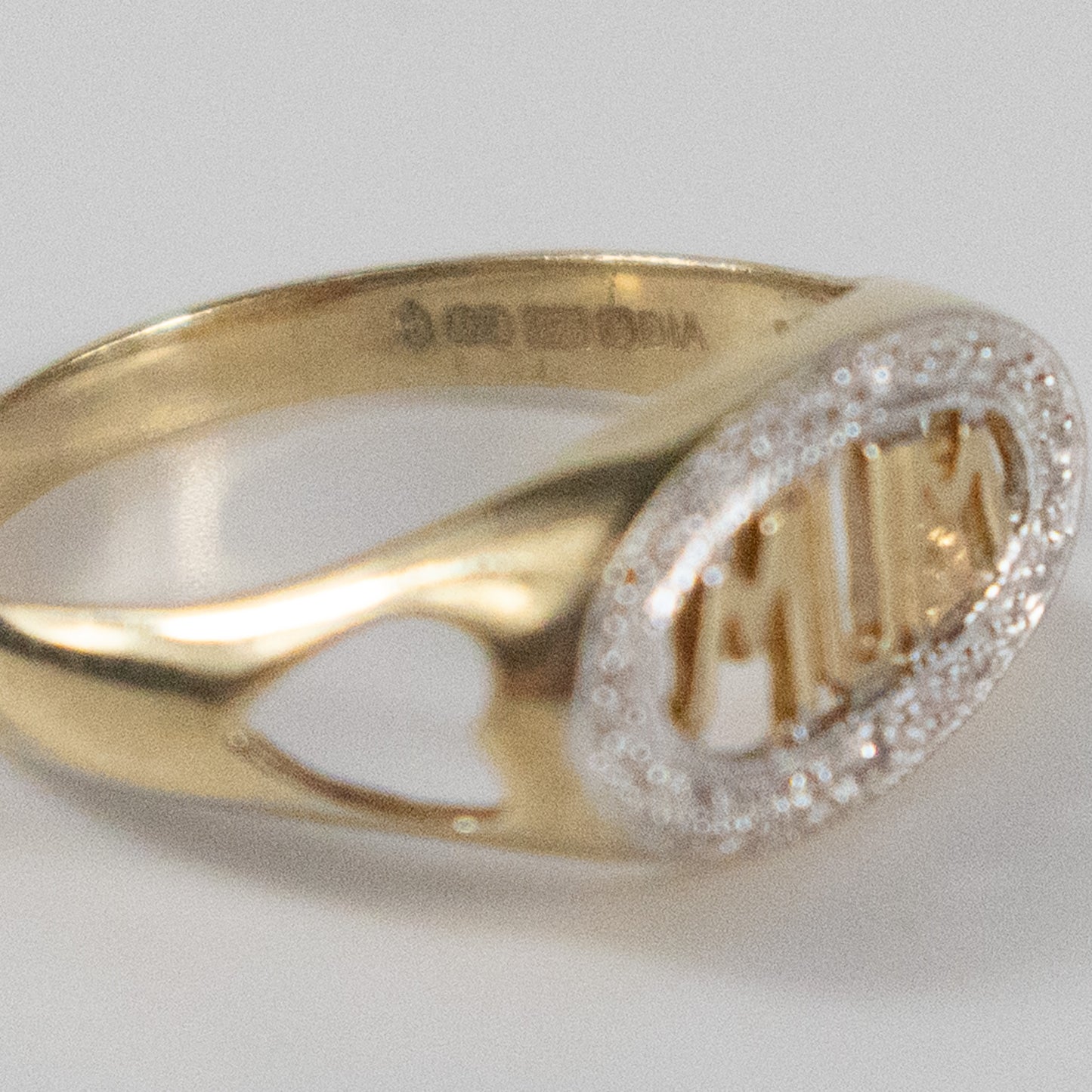Second-Hand 9ct Gold ‘MUM’ Ring with Diamond-Cut Detail