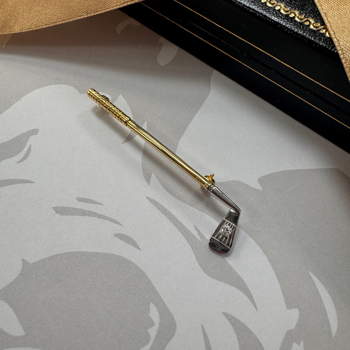 18ct Two Tone Gold Diamond Golf Club Brooch Pin