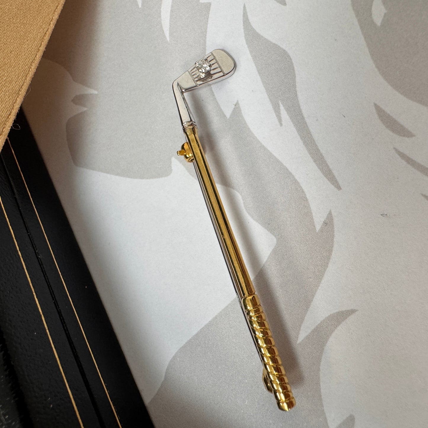 18ct Two Tone Gold Diamond Golf Club Brooch Pin