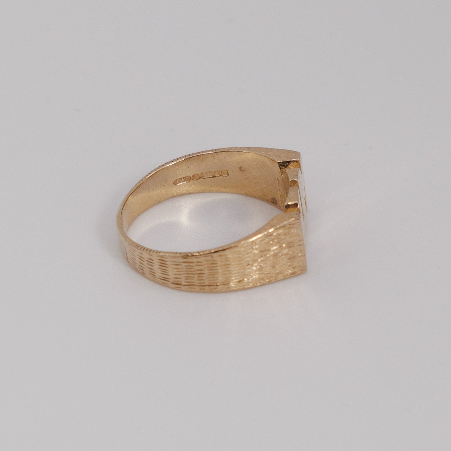 Second-Hand 9ct Yellow Gold “MUM” Ring – Textured Band