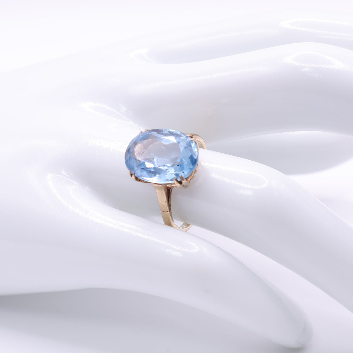 9ct Yellow Gold Blue Topaz Oval Ring