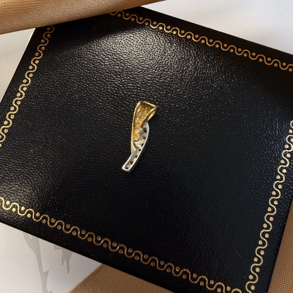 14ct Yellow Gold Diamond Curved Pendant
