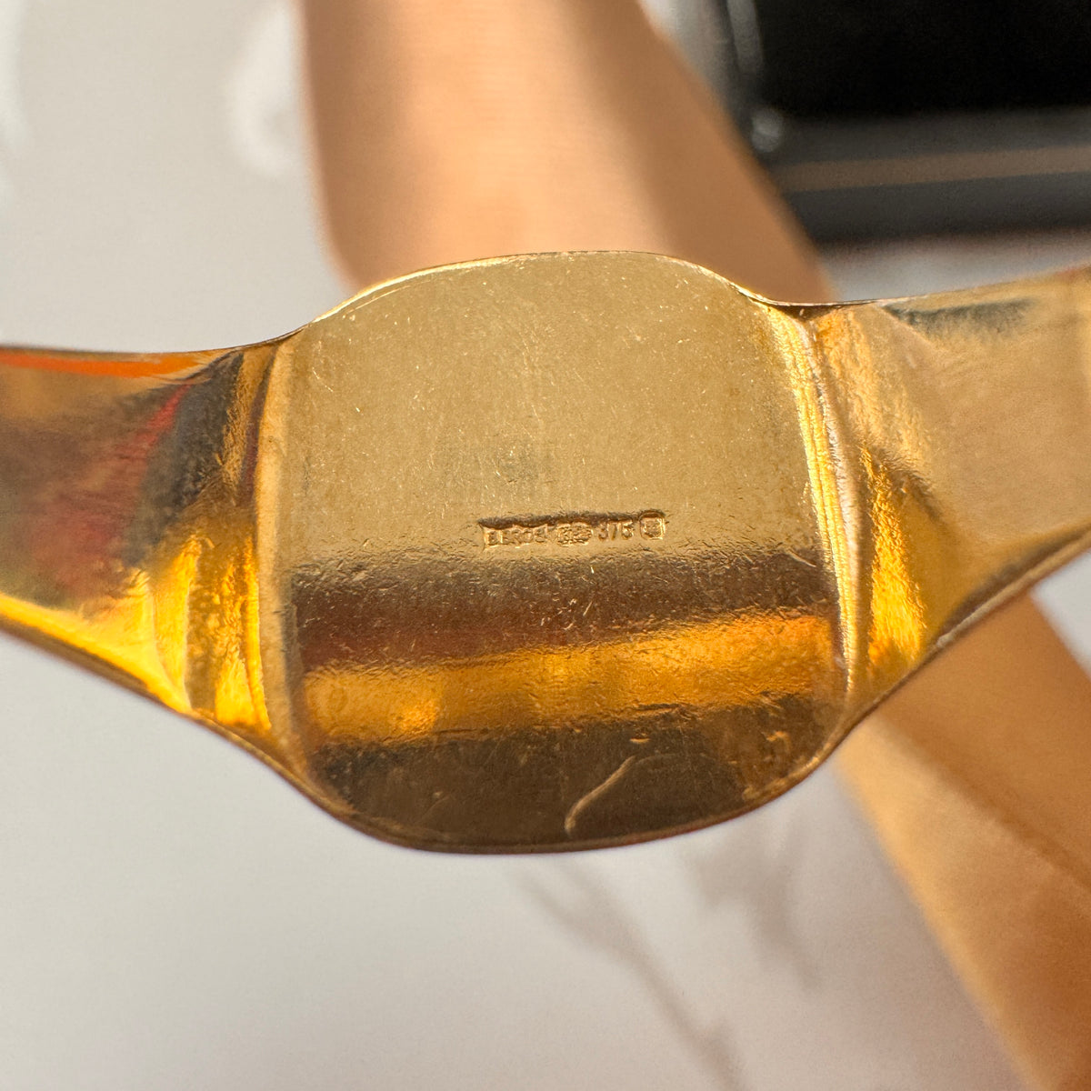 9ct Yellow Gold Engraved Signet Ring