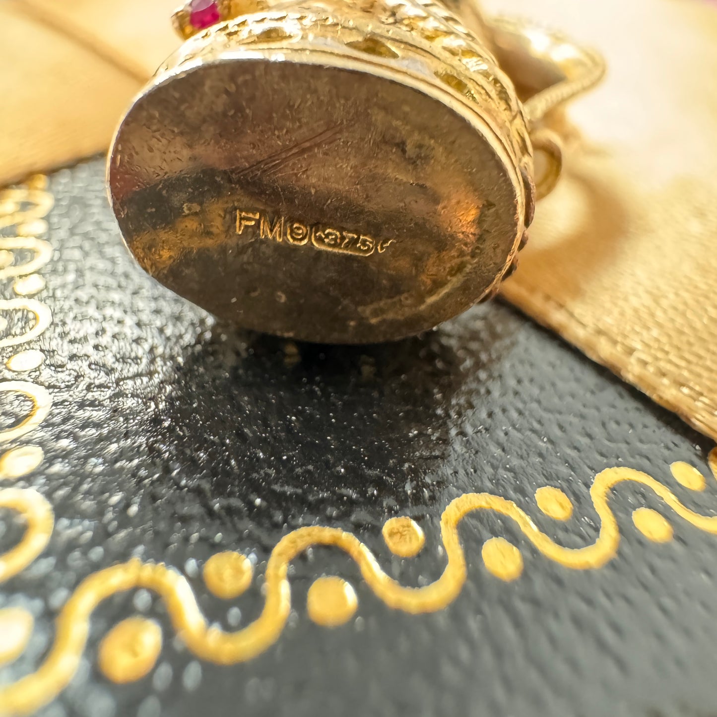 9ct Yellow Gold Golf Bag Charm Pendant with Movable White Gold Golf Clubs