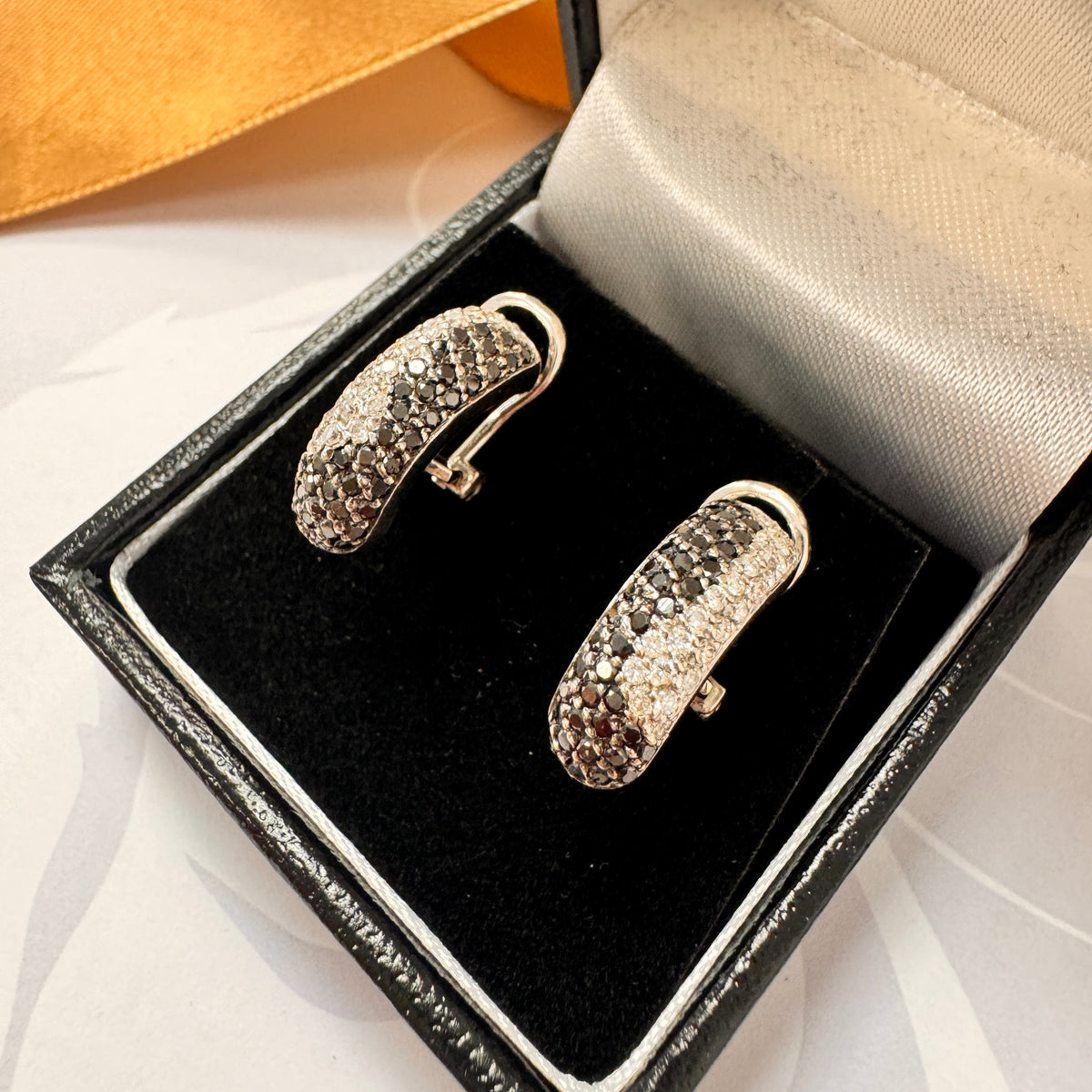 18ct White Gold Black and White Diamond Dropp Earrings