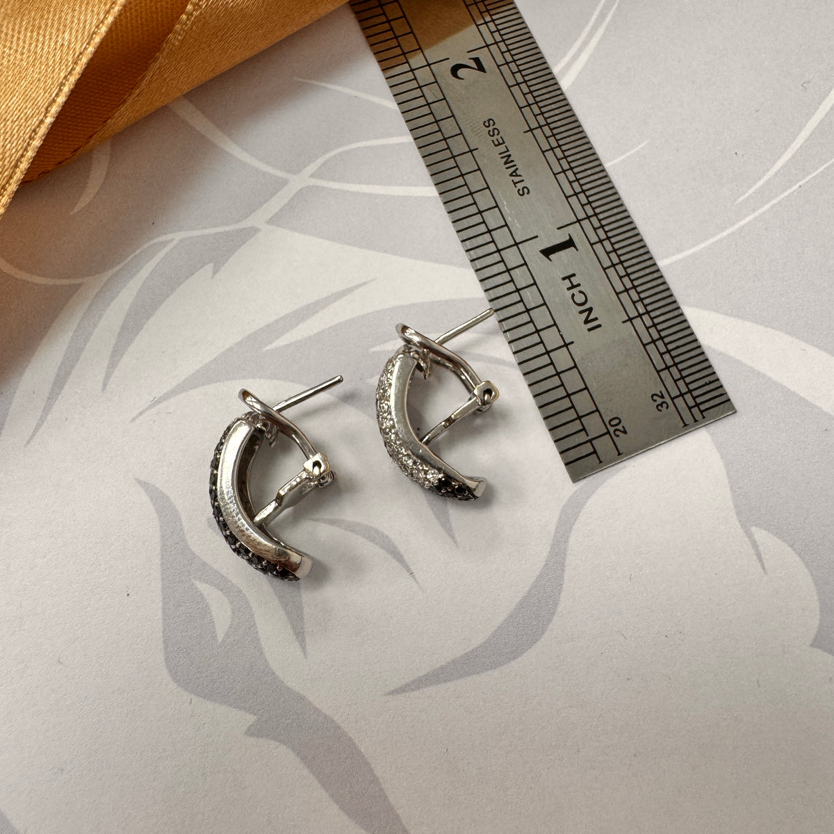 18ct White Gold Black and White Diamond Dropp Earrings – view 4