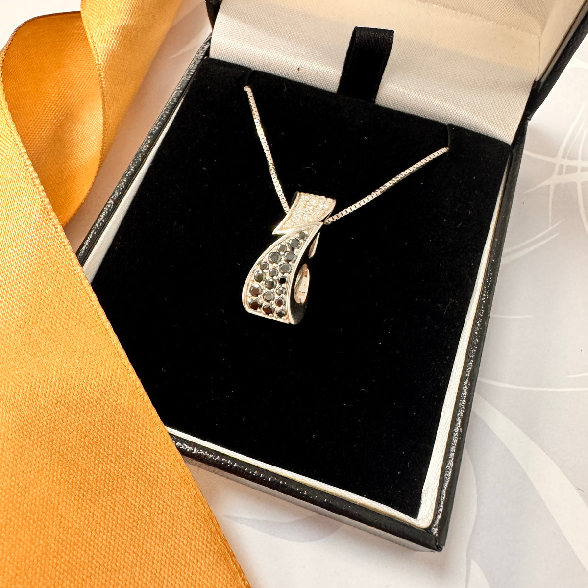 18ct White Gold Diamond Set Pendant Necklace - 18 Inch