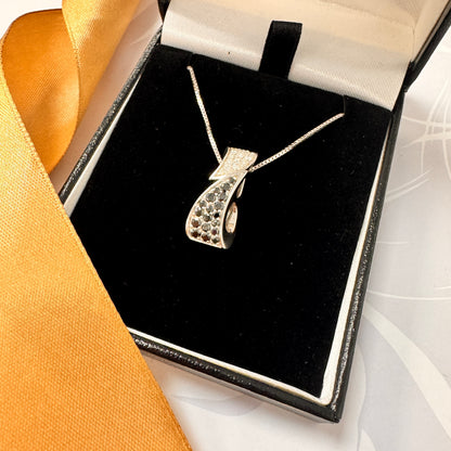 18ct White Gold Diamond Set Pendant Necklace - 18 Inch