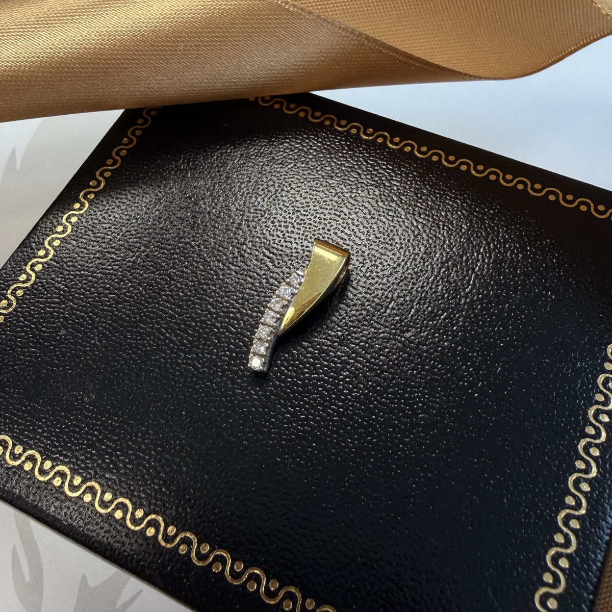 14ct Yellow Gold Diamond Curved Pendant