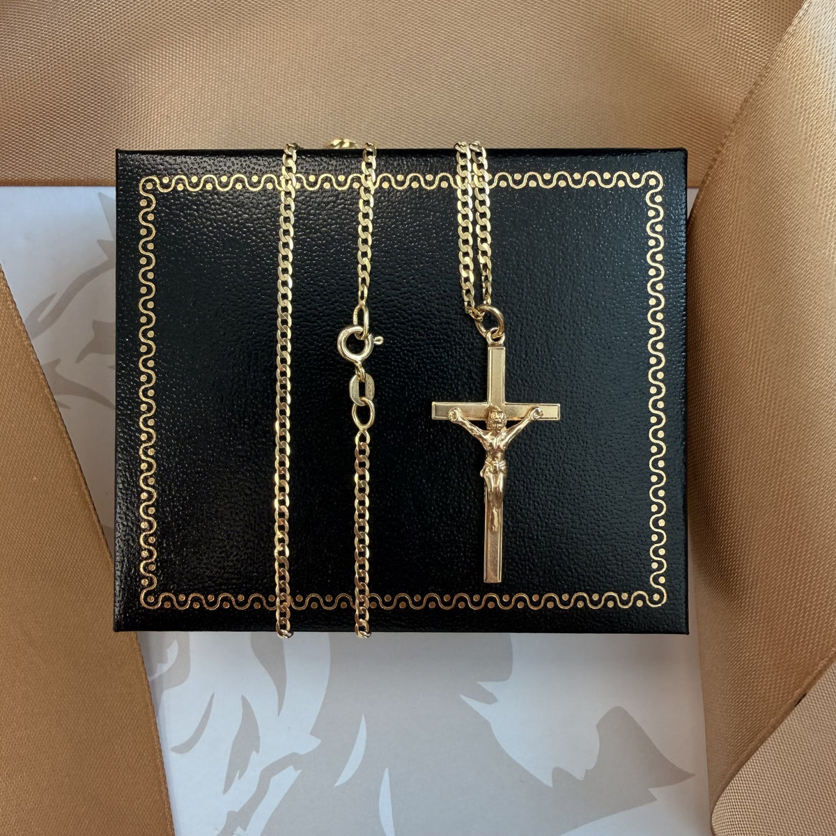 9ct Yellow Gold Crucifix Pendant & Chain - 20 Inch