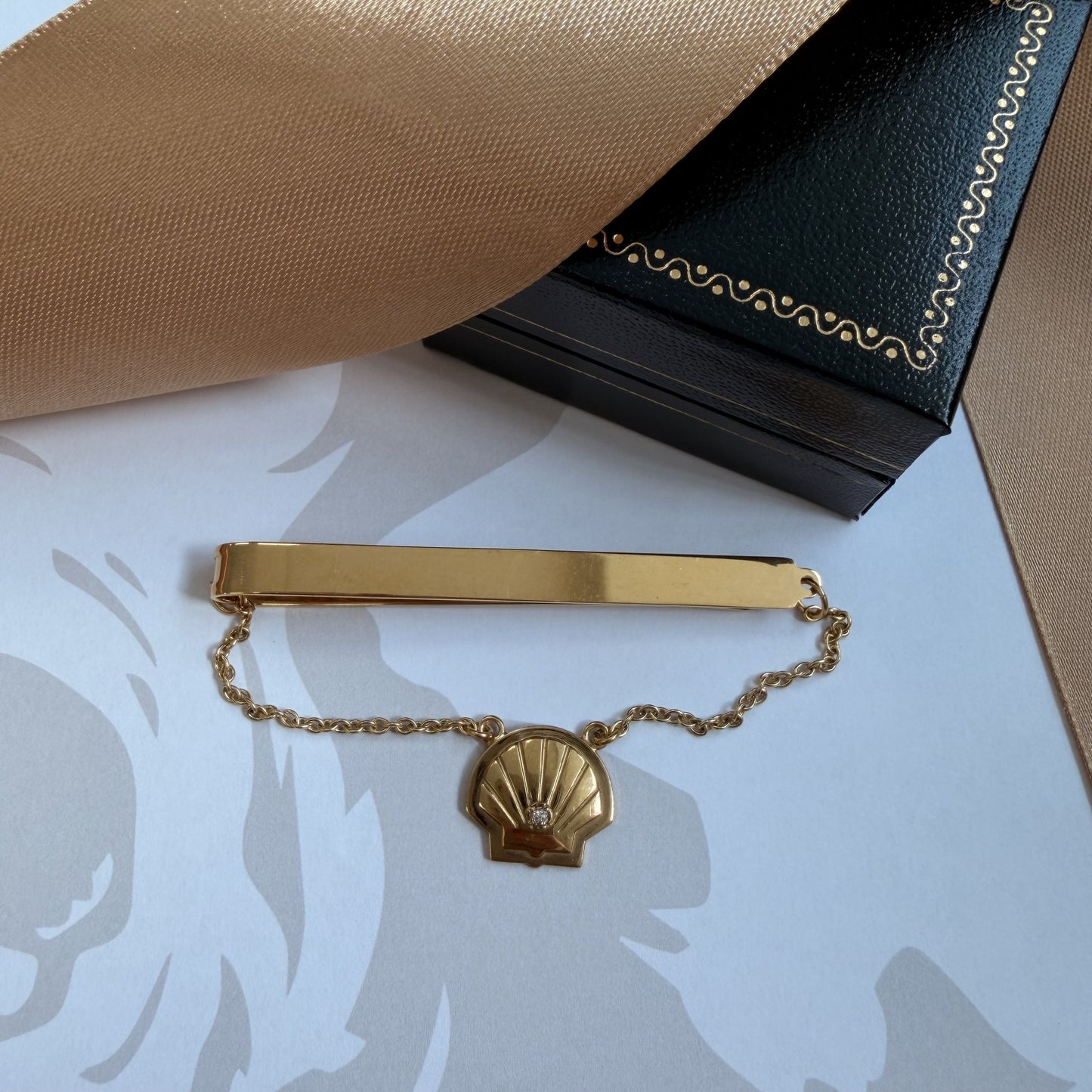 Vintage 9ct Yellow Gold Diamond Shell Motif Tie Pin