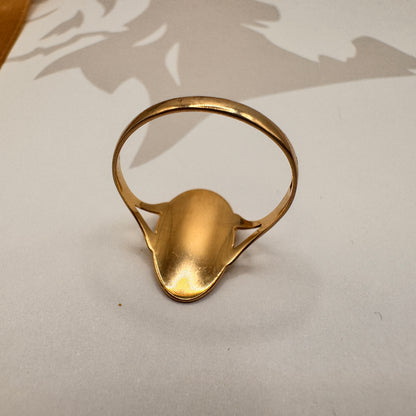 9ct Yellow Gold Engraved Oval Dress Ring – view 4