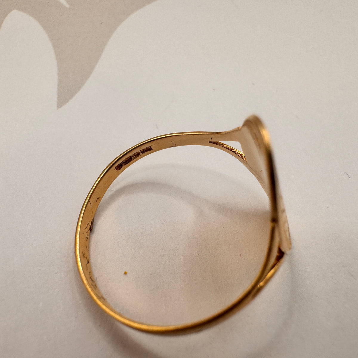 9ct Yellow Gold Engraved Oval Dress Ring – view 5