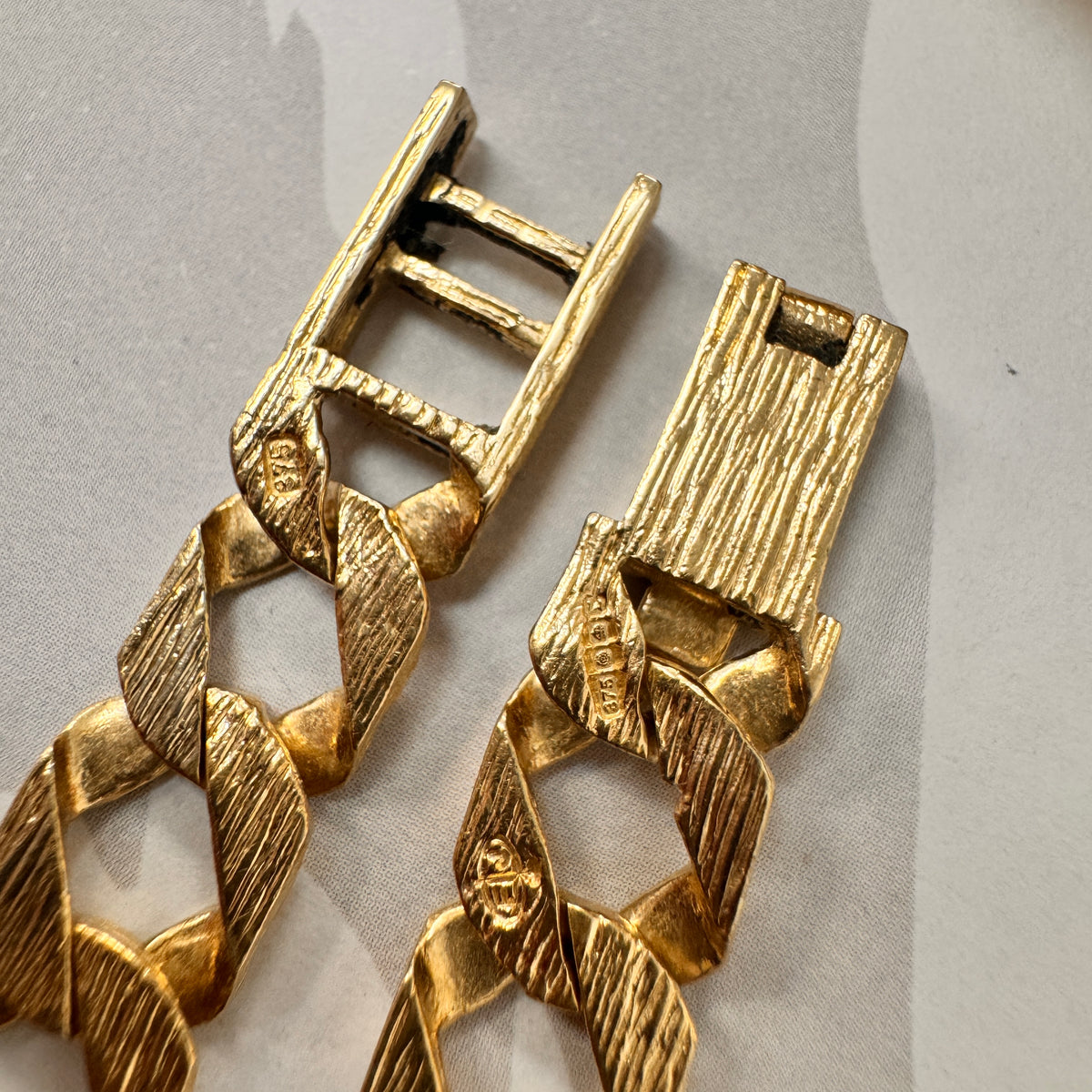 9ct Yellow Gold Hollow Curb Patterned Bracelet - 9 Inch – view 5