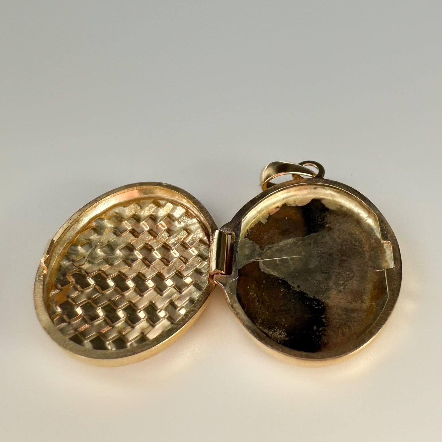 9ct Yellow Gold Oval Locket – Textured Pattern Front