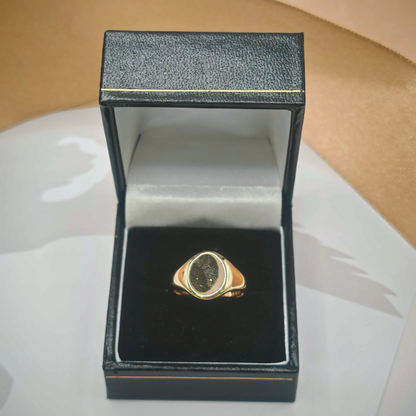 9ct Gold Yellow Signet Ring, photograph 1 of 8. SKU JB3618.