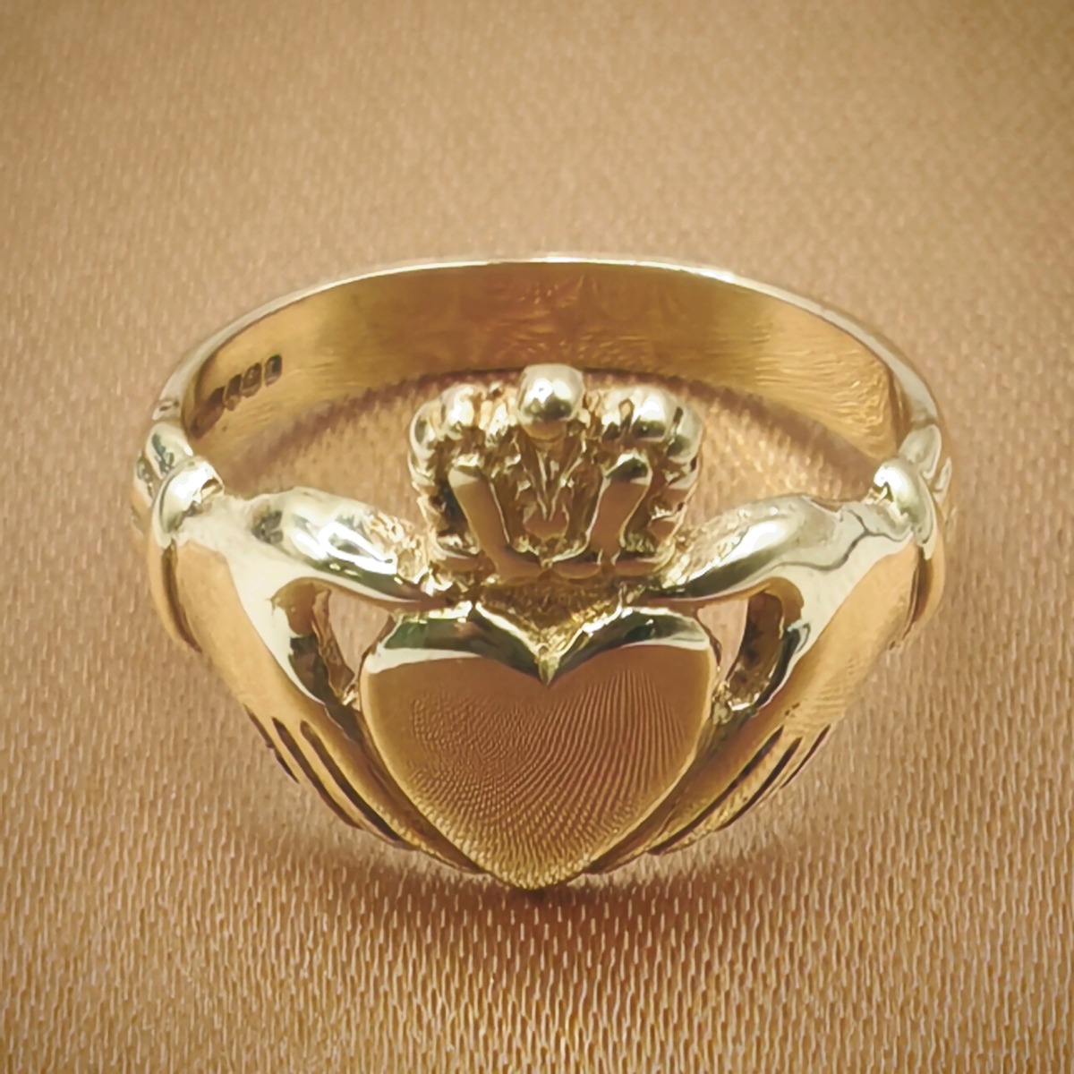 9ct Yellow Gold Claddagh Ring, photograph 4 of 9. SKU JB3620.