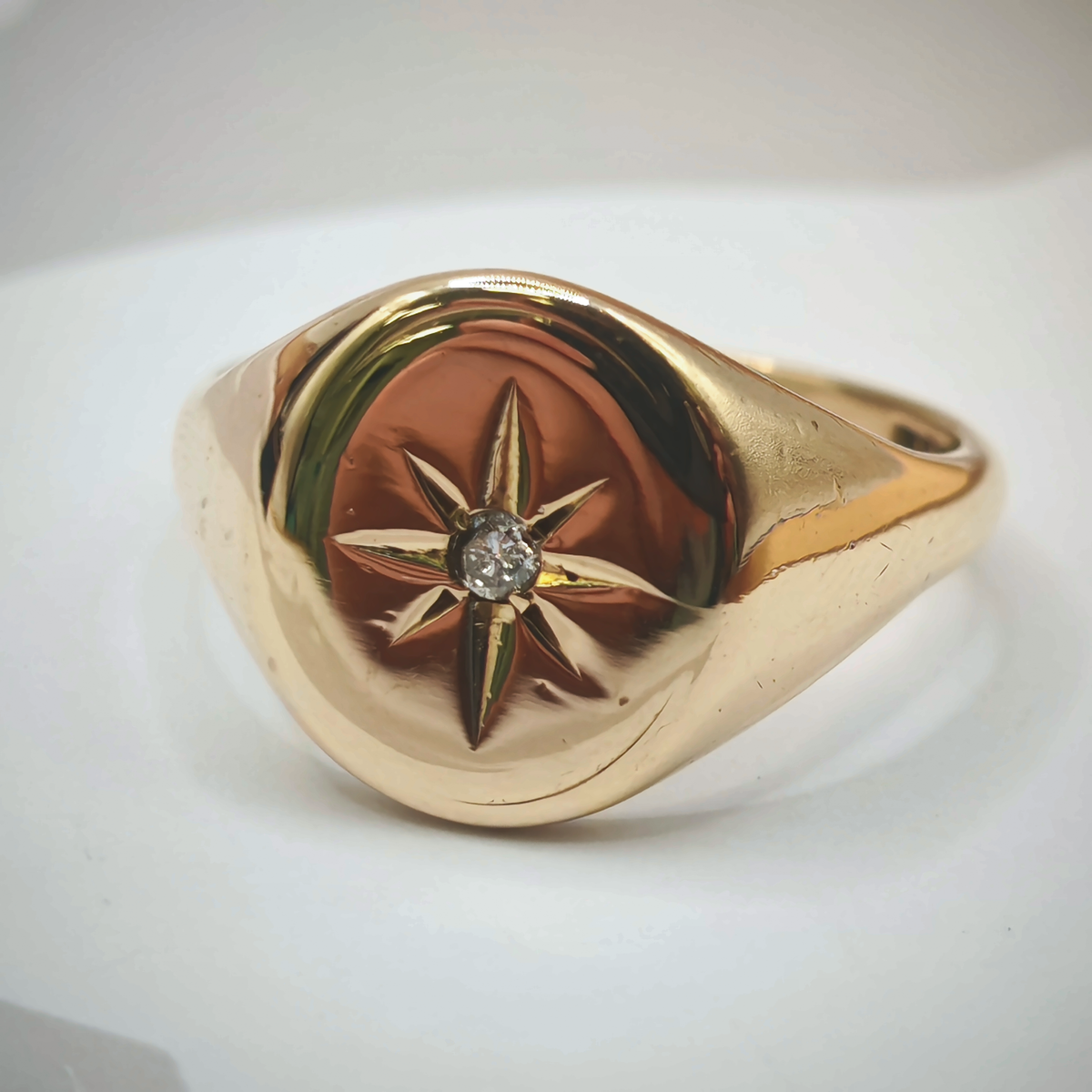 9ct Yellow Gold Diamond-Set Starburst Signet Ring – Size Z, photograph 4 of 8. SKU JB3624.