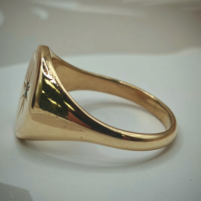 9ct Yellow Gold Diamond-Set Starburst Signet Ring – Size Z, photograph 5 of 8. SKU JB3624.