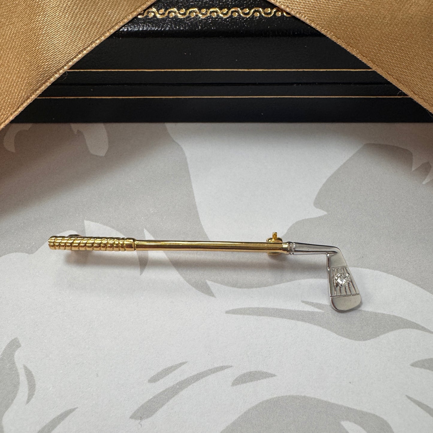 18ct Two Tone Gold Diamond Golf Club Brooch Pin