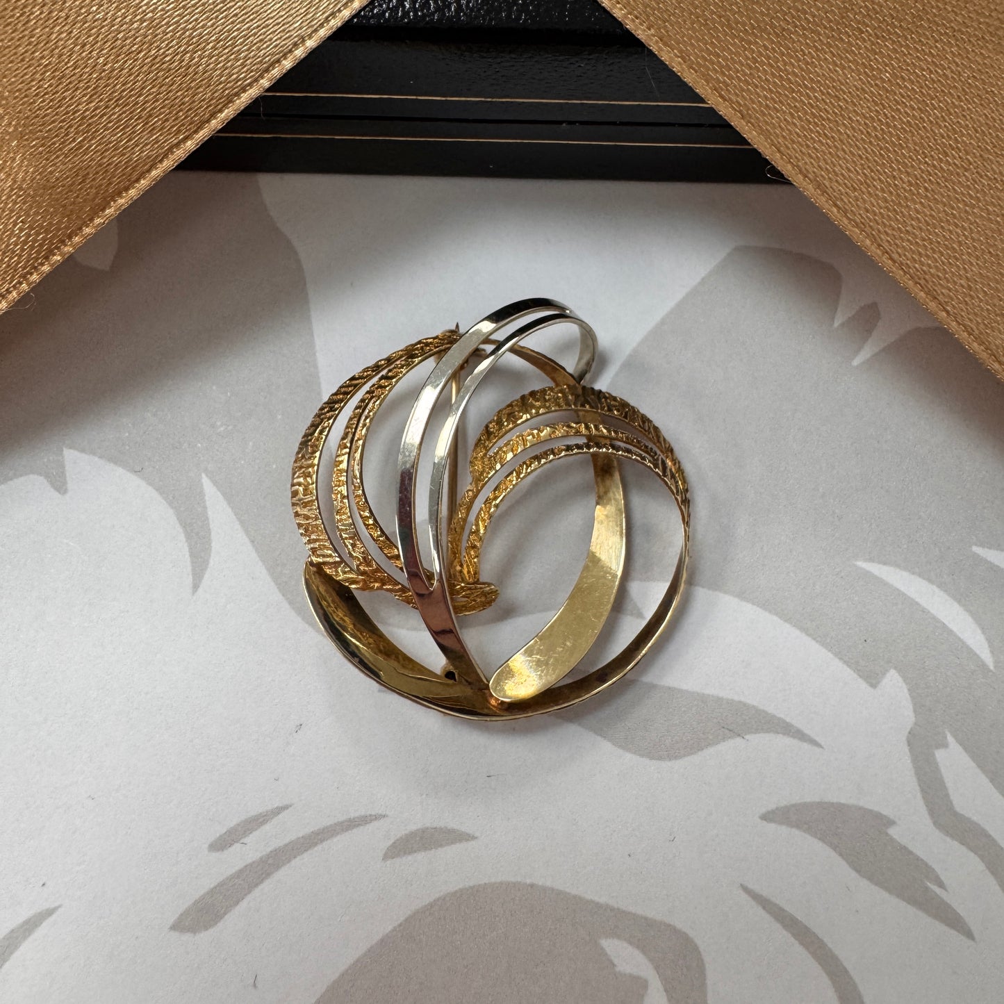 9ct Two Tone Gold Abstract Ribbon Brooch