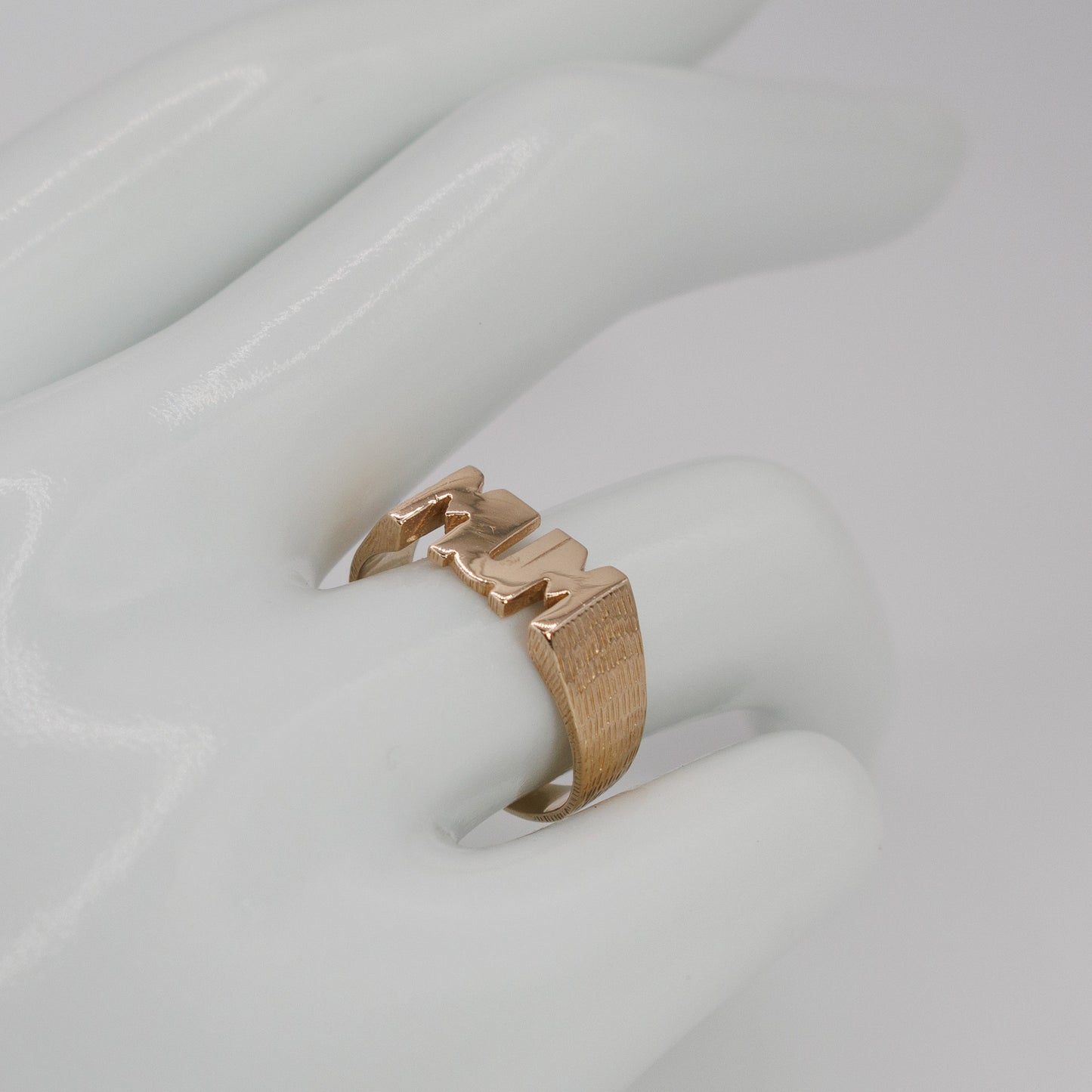 Second-Hand 9ct Yellow Gold “MUM” Ring – Textured Band