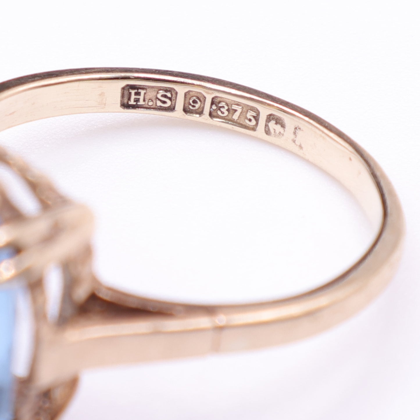 Second-Hand 9ct Yellow Gold Blue Topaz Oval Ring