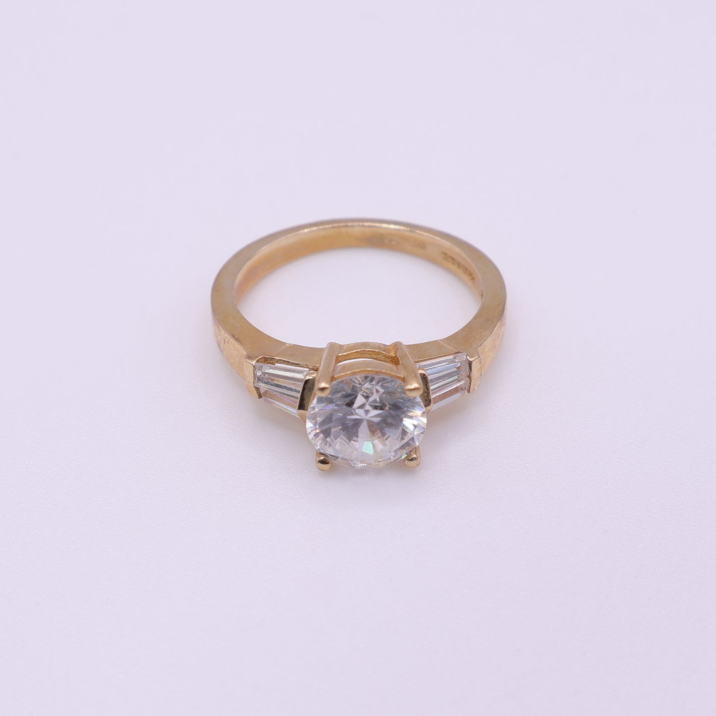 Second-Hand 14ct Yellow Gold CZ Ring with Tapered Shoulders