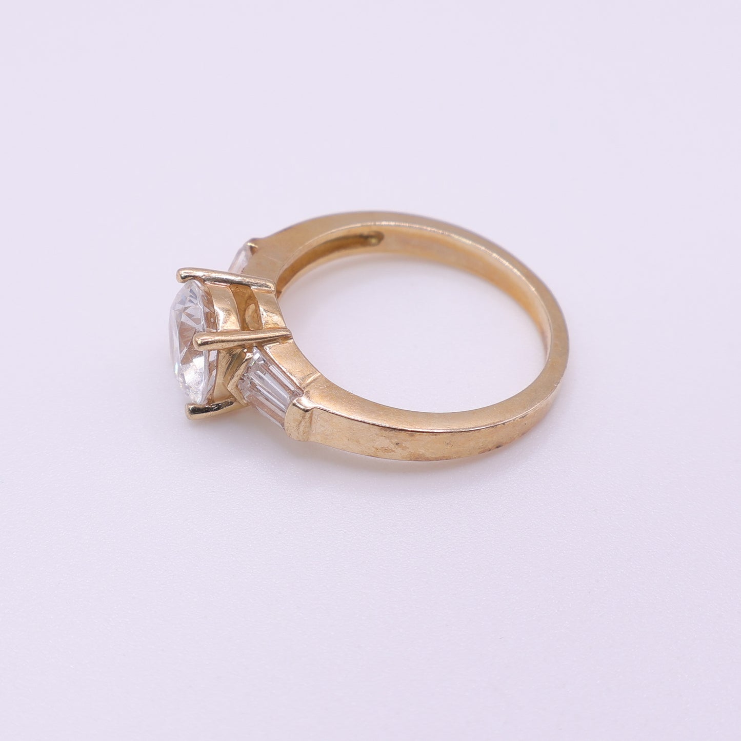 Second-Hand 14ct Yellow Gold CZ Ring with Tapered Shoulders