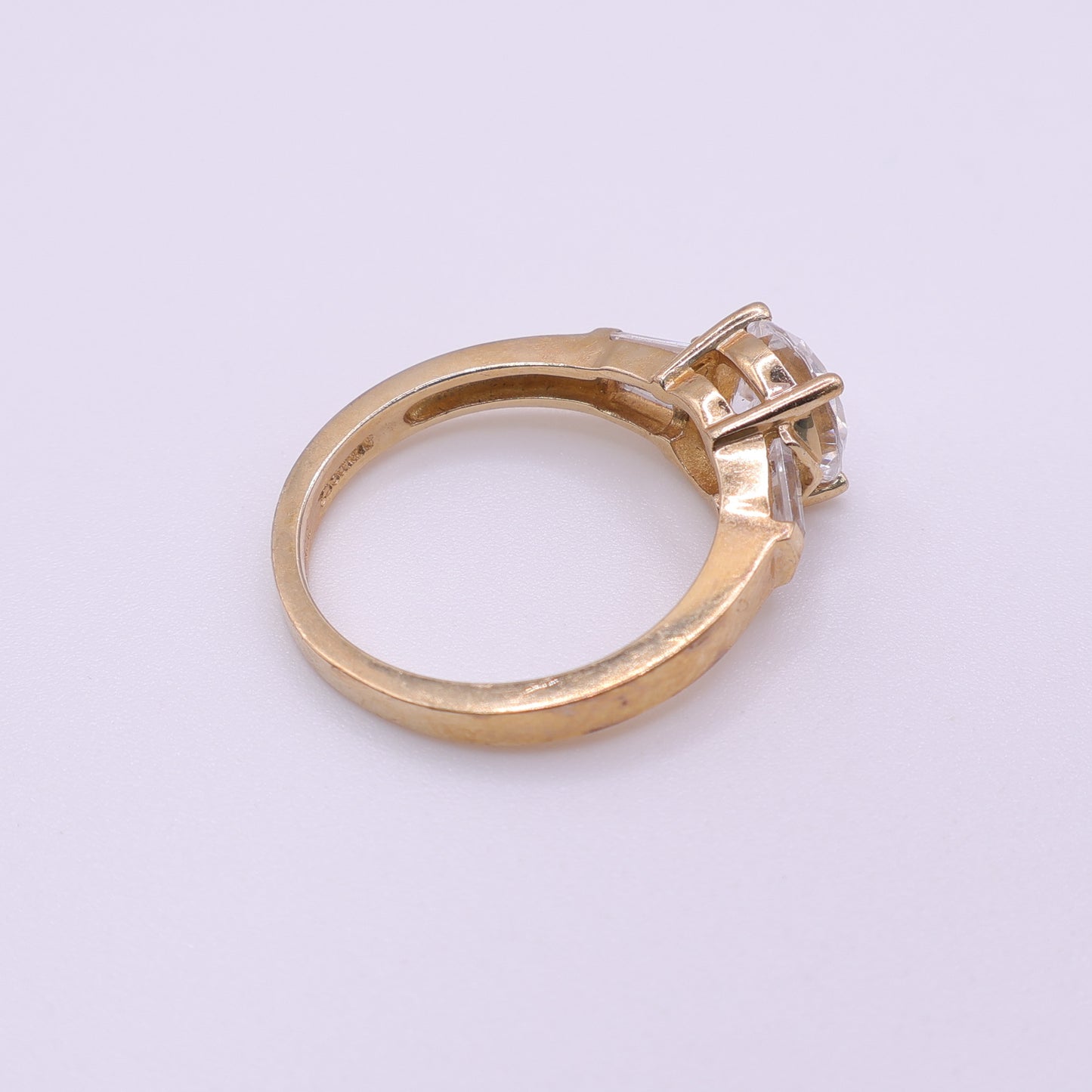 Second-Hand 14ct Yellow Gold CZ Ring with Tapered Shoulders