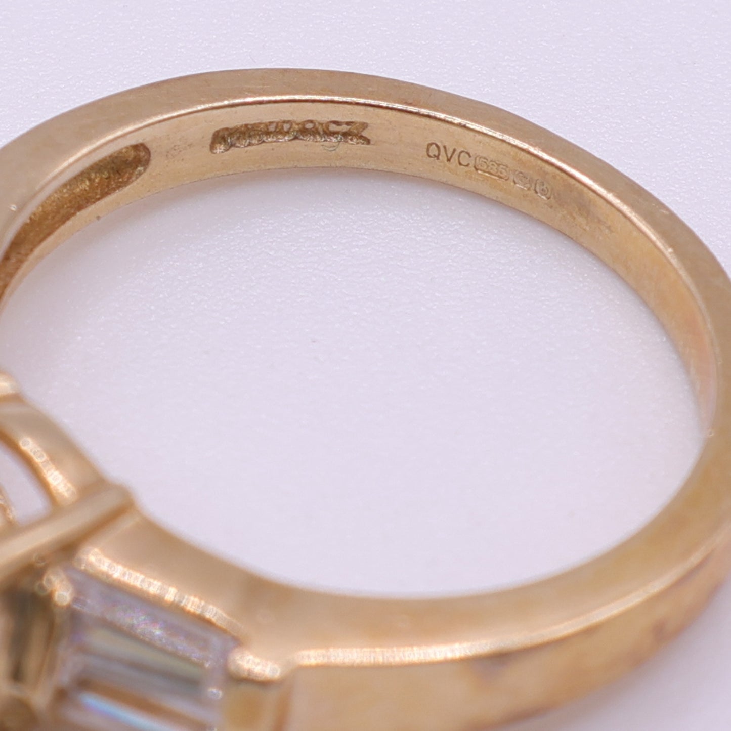 Second-Hand 14ct Yellow Gold CZ Ring with Tapered Shoulders