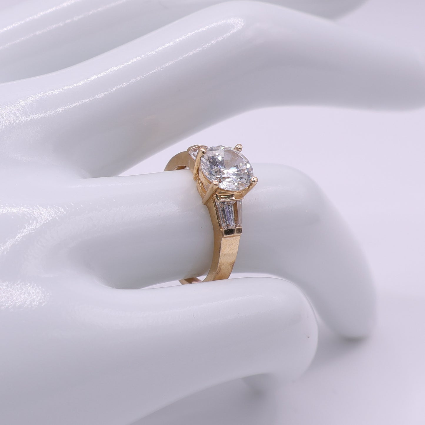 Second-Hand 14ct Yellow Gold CZ Ring with Tapered Shoulders