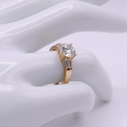 Second-Hand 14ct Yellow Gold CZ Ring with Tapered Shoulders