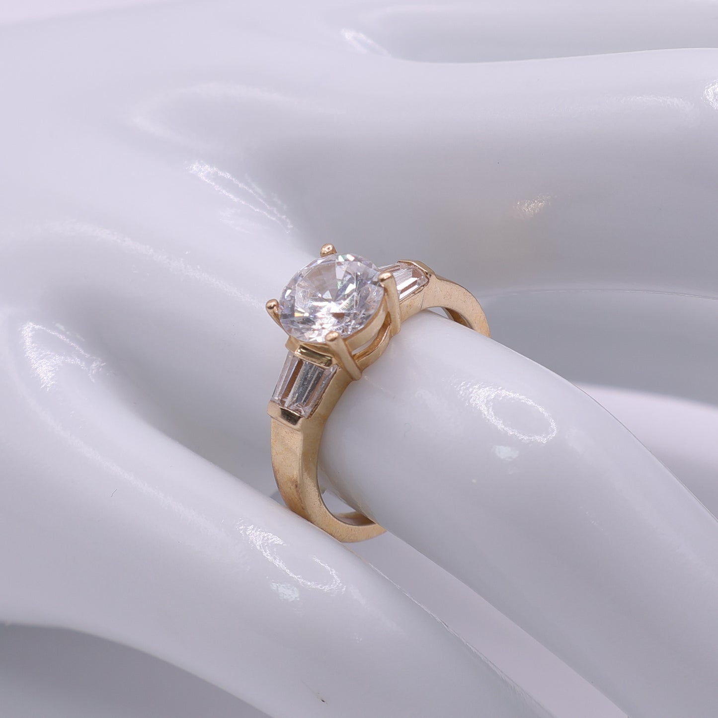 Second-Hand 14ct Yellow Gold CZ Ring with Tapered Shoulders