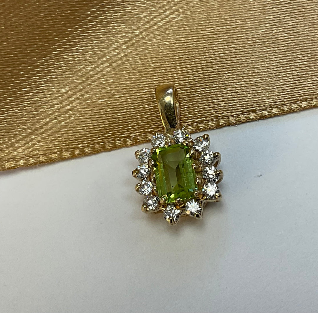 9ct Yellow Gold Peridot Pendant