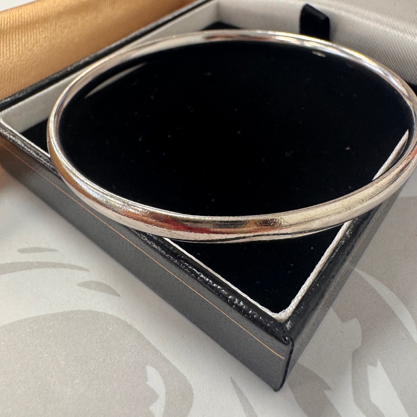 9ct White Gold Bangle